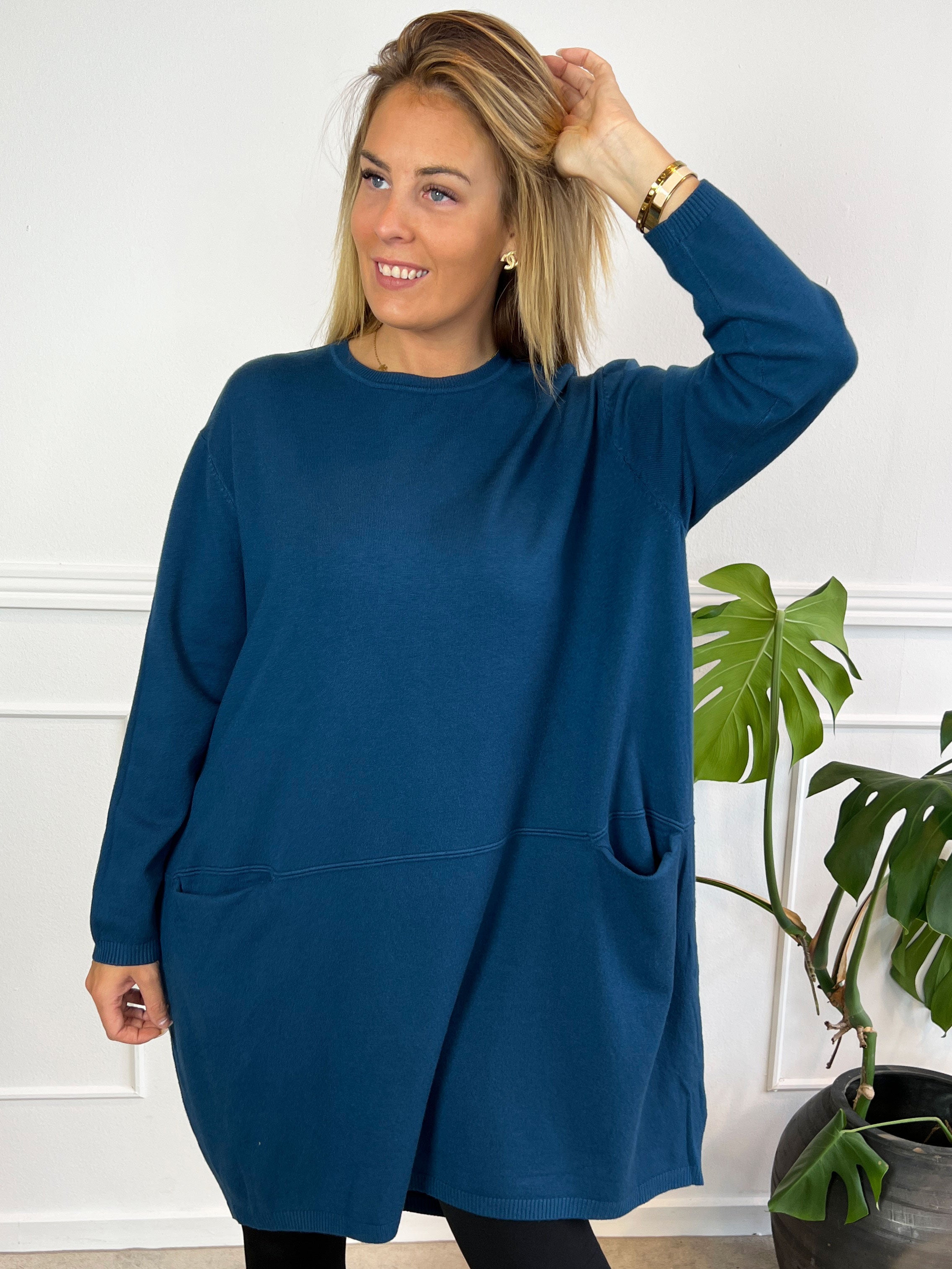 Vera - Enfärgad klänning med fickor